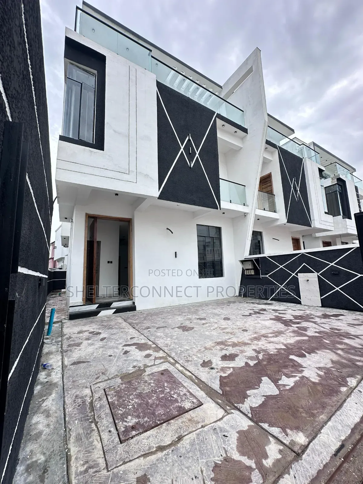 5bdrm Duplex in Chevron for sale in Chevron