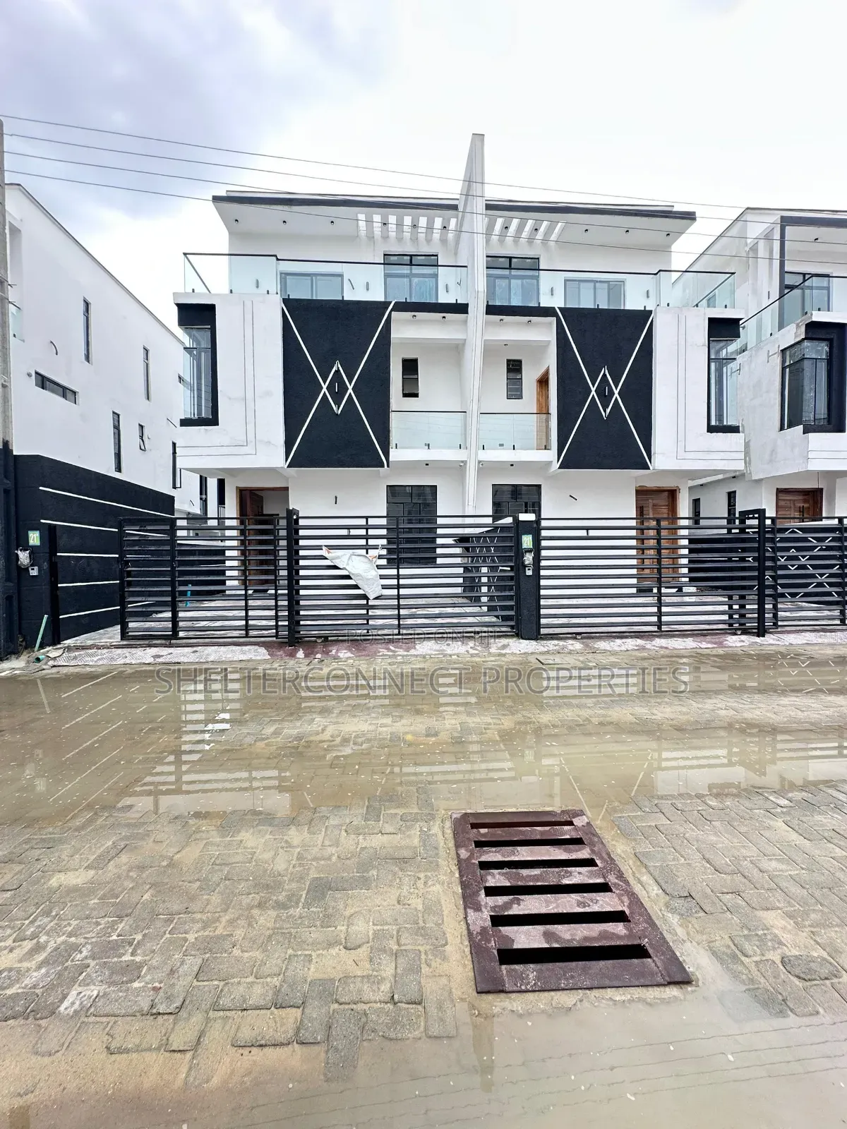 5bdrm Duplex in Chevron for sale in Chevron