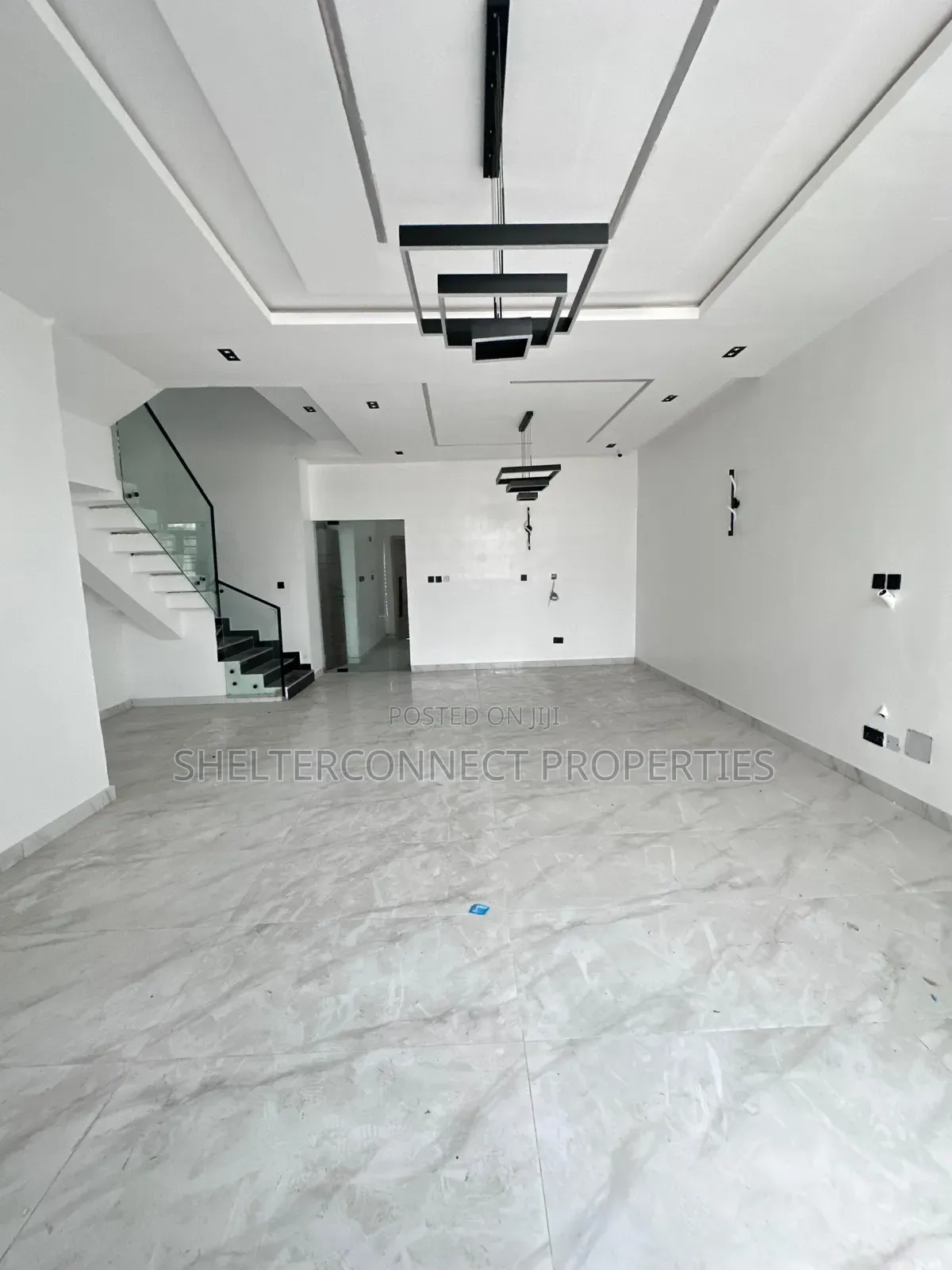 5bdrm Duplex in Chevron for sale in Chevron
