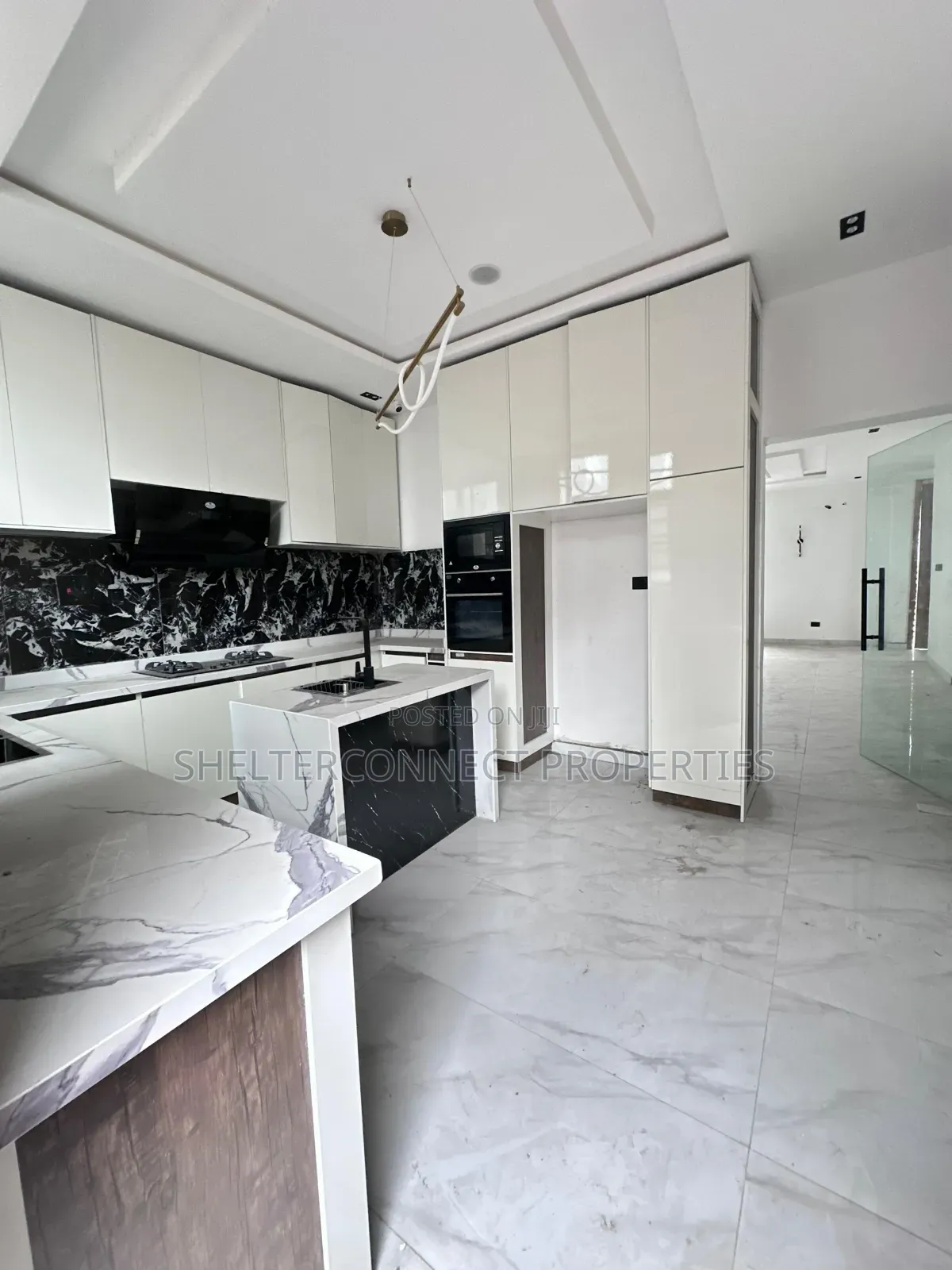 5bdrm Duplex in Chevron for sale in Chevron