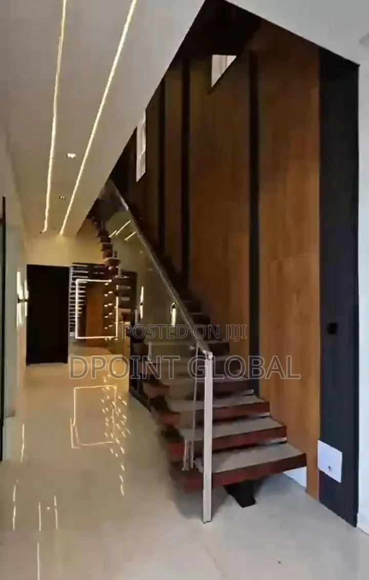 5bdrm Duplex in In Estate, Lekki Phase 1 for sale in Lekki Phase 1