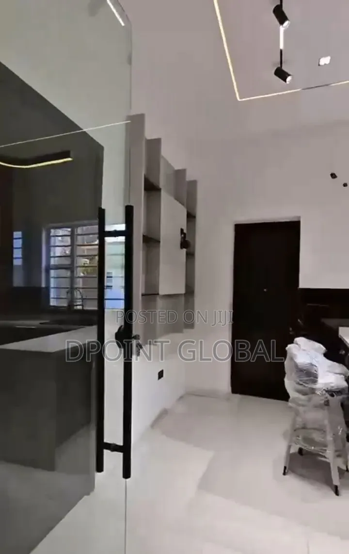 5bdrm Duplex in In Estate, Lekki Phase 1 for sale in Lekki Phase 1