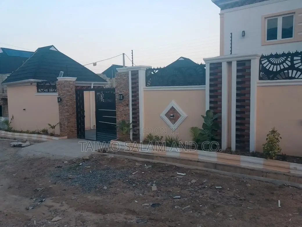 5bdrm Duplex in Akala Express for sale in Akala Express