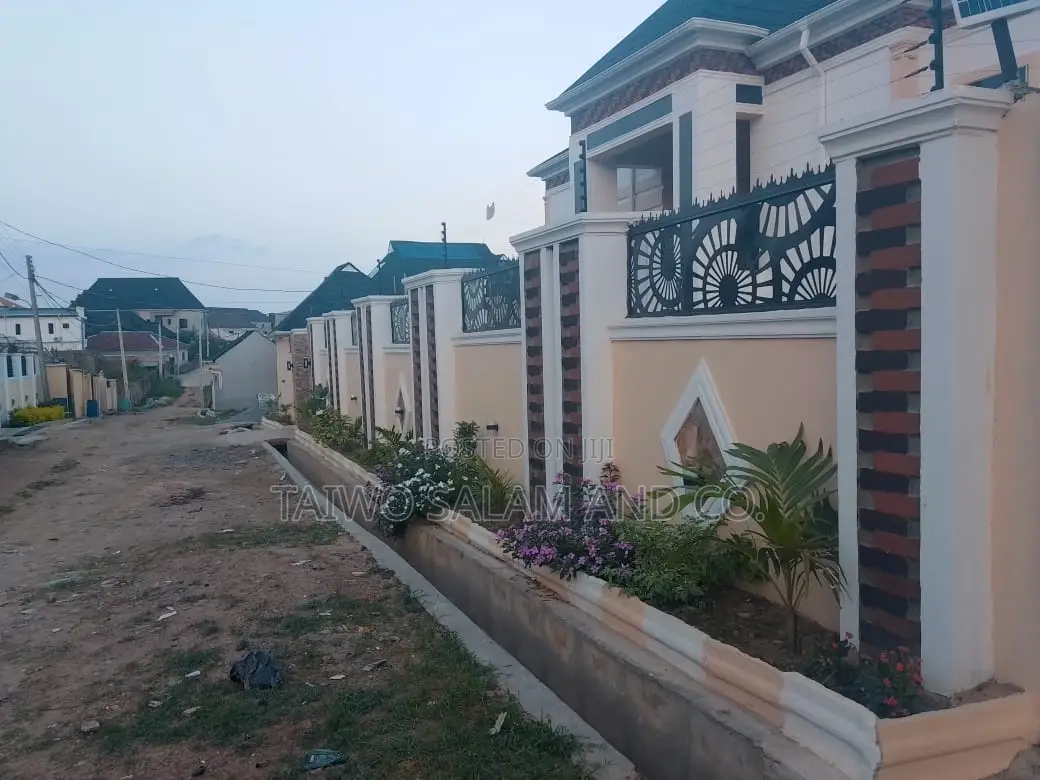 5bdrm Duplex in Akala Express for sale in Akala Express