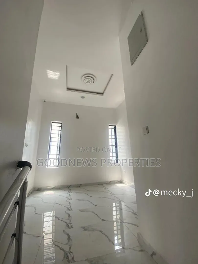 4bdrm Duplex in Oral Estate, Close for sale in Ikota
