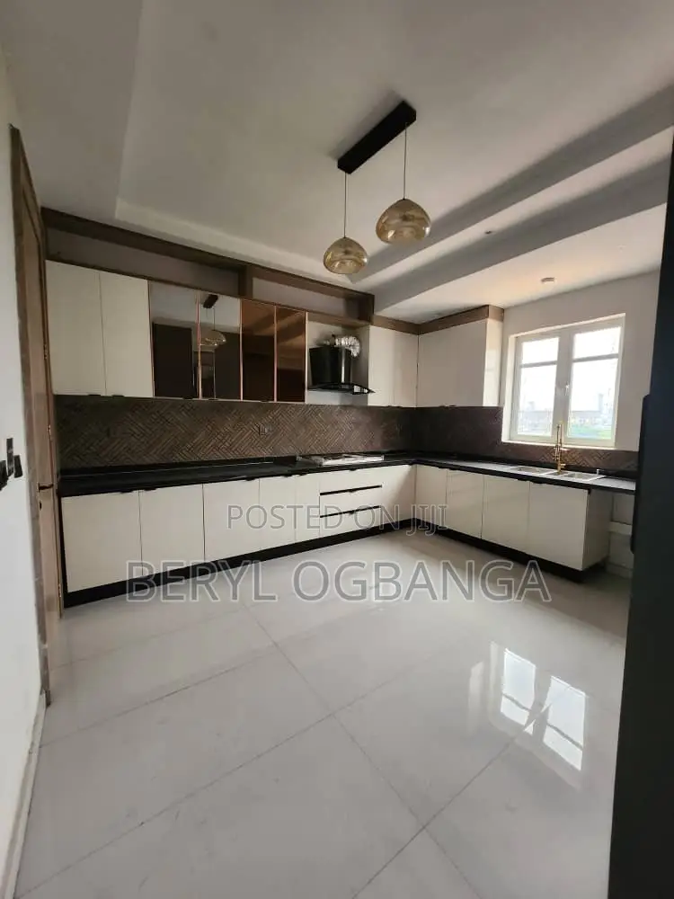 3bdrm Apartment in Ahmadu Bello Way for sale in Ahmadu Bello Way