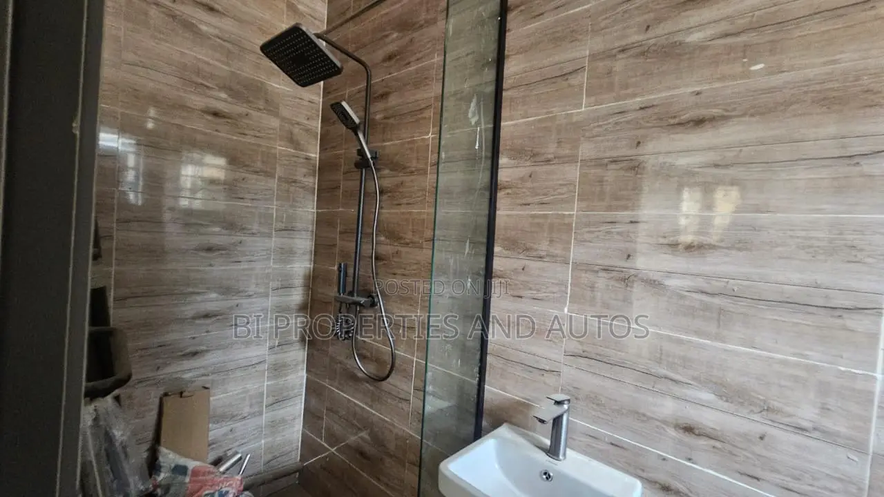 5bdrm Duplex in Shonibare Estate, Maryland for sale in Maryland