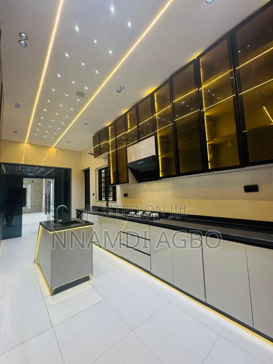 5bdrm Duplex in Chevron for sale in Chevron
