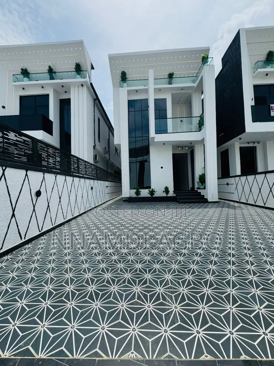 5bdrm Duplex in Chevron for sale in Chevron