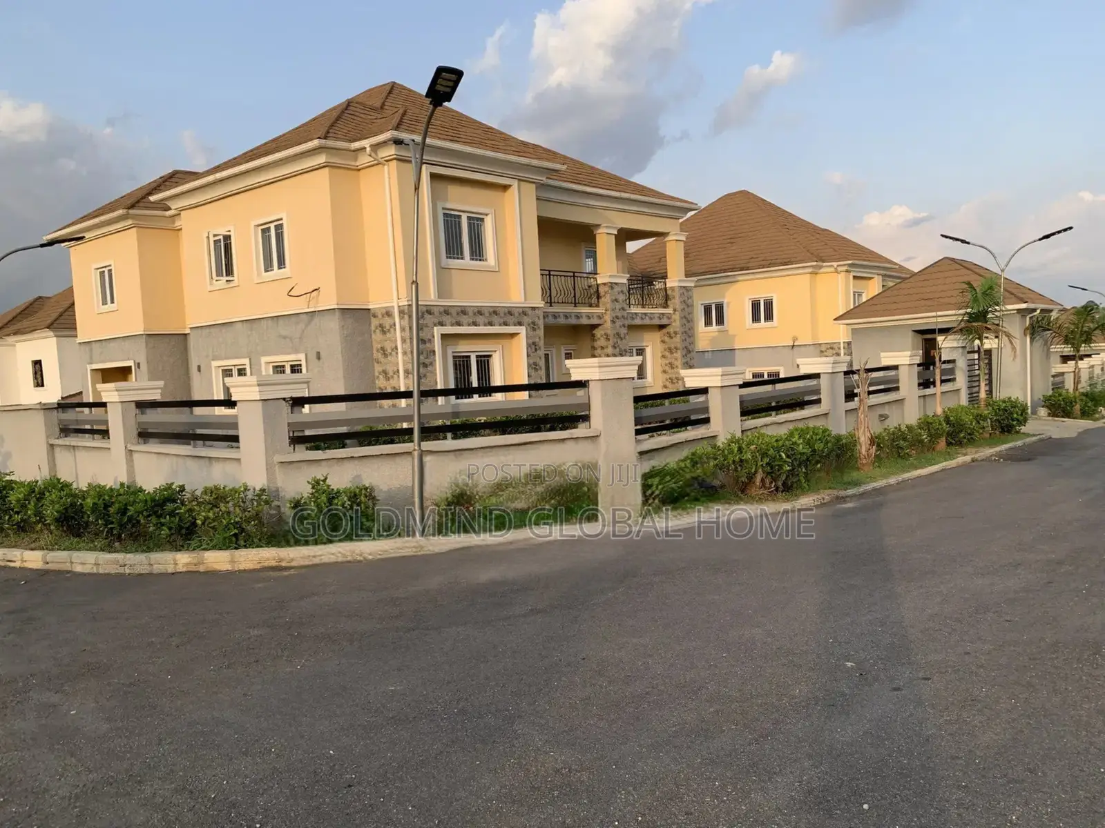 5bdrm Duplex in Lugbe District. for sale in Sabon Lugbe