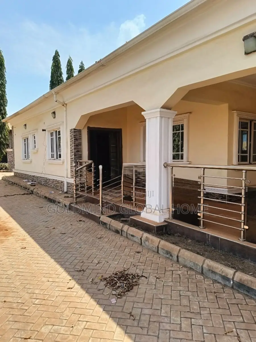 3bdrm Bungalow in Lugbe District. for sale in Sabon Lugbe