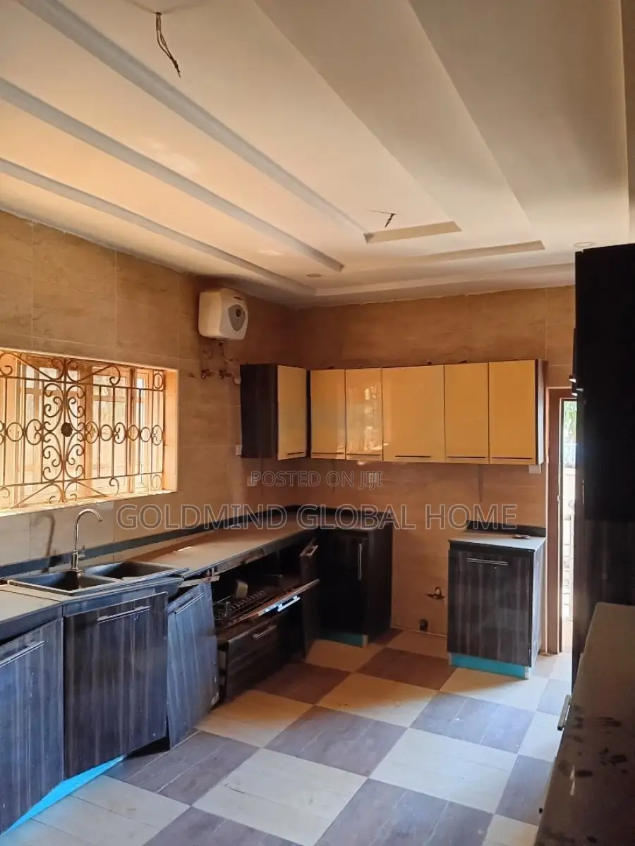 3bdrm Bungalow in Lugbe District. for sale in Sabon Lugbe