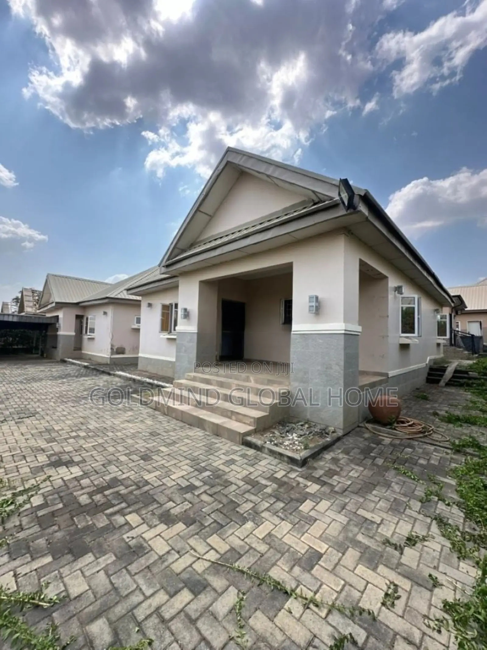4bdrm Bungalow in Lugbe District. for sale in Sabon Lugbe