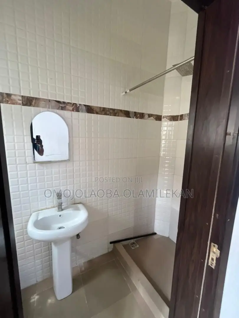3bdrm Apartment in Osapa london for rent in Osapa london