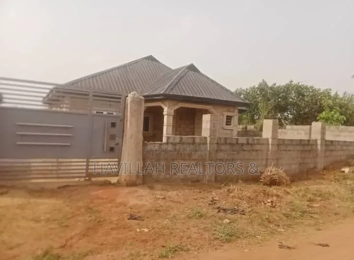 3bdrm Apartment in Eyin Ogbe, Adamo for sale in Adamo