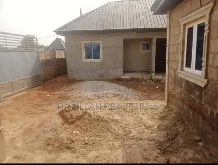 3bdrm Apartment in Eyin Ogbe, Adamo for sale in Adamo
