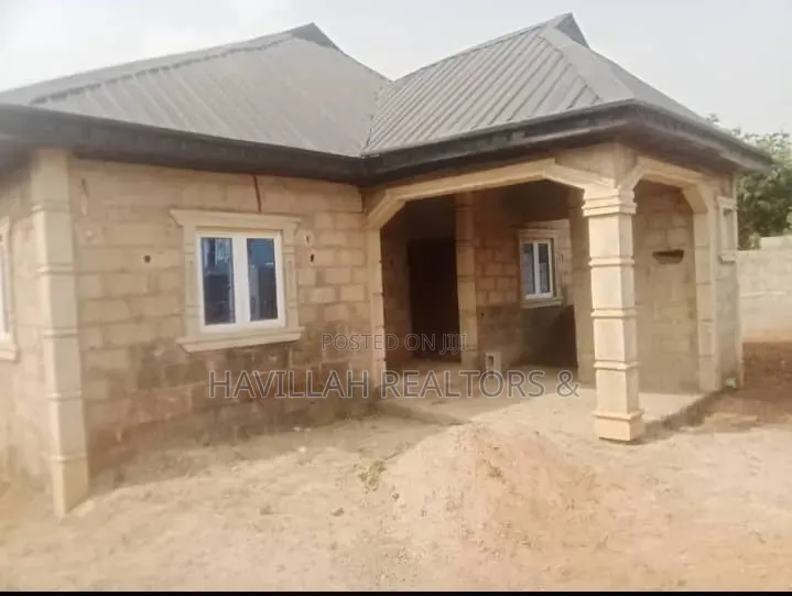3bdrm Apartment in Eyin Ogbe, Adamo for sale in Adamo