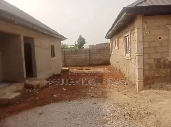 3bdrm Apartment in Eyin Ogbe, Adamo for sale in Adamo