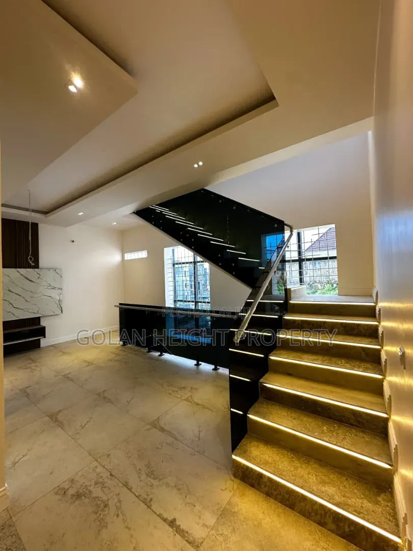 5bdrm Duplex in Guzape for sale in Guzape District