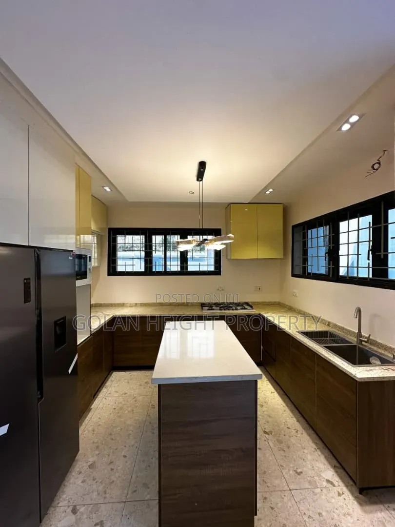 5bdrm Duplex in Guzape for sale in Guzape District