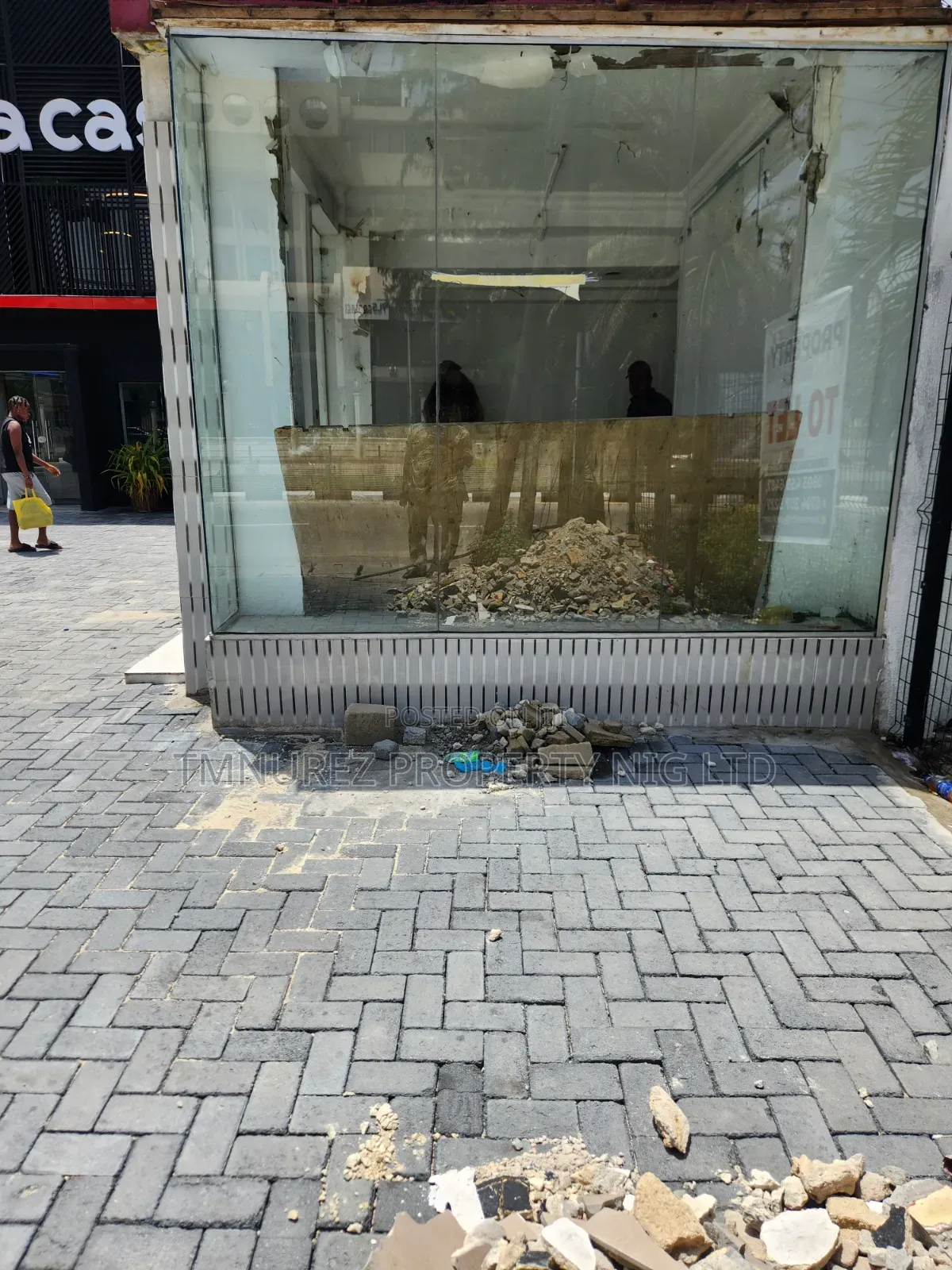 Shop for Rent at Vi in a Very Busy Road in 1004