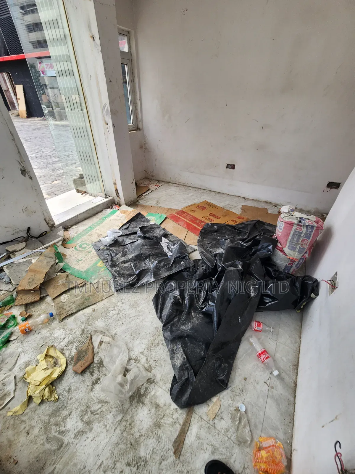 Shop for Rent at Vi in a Very Busy Road in 1004