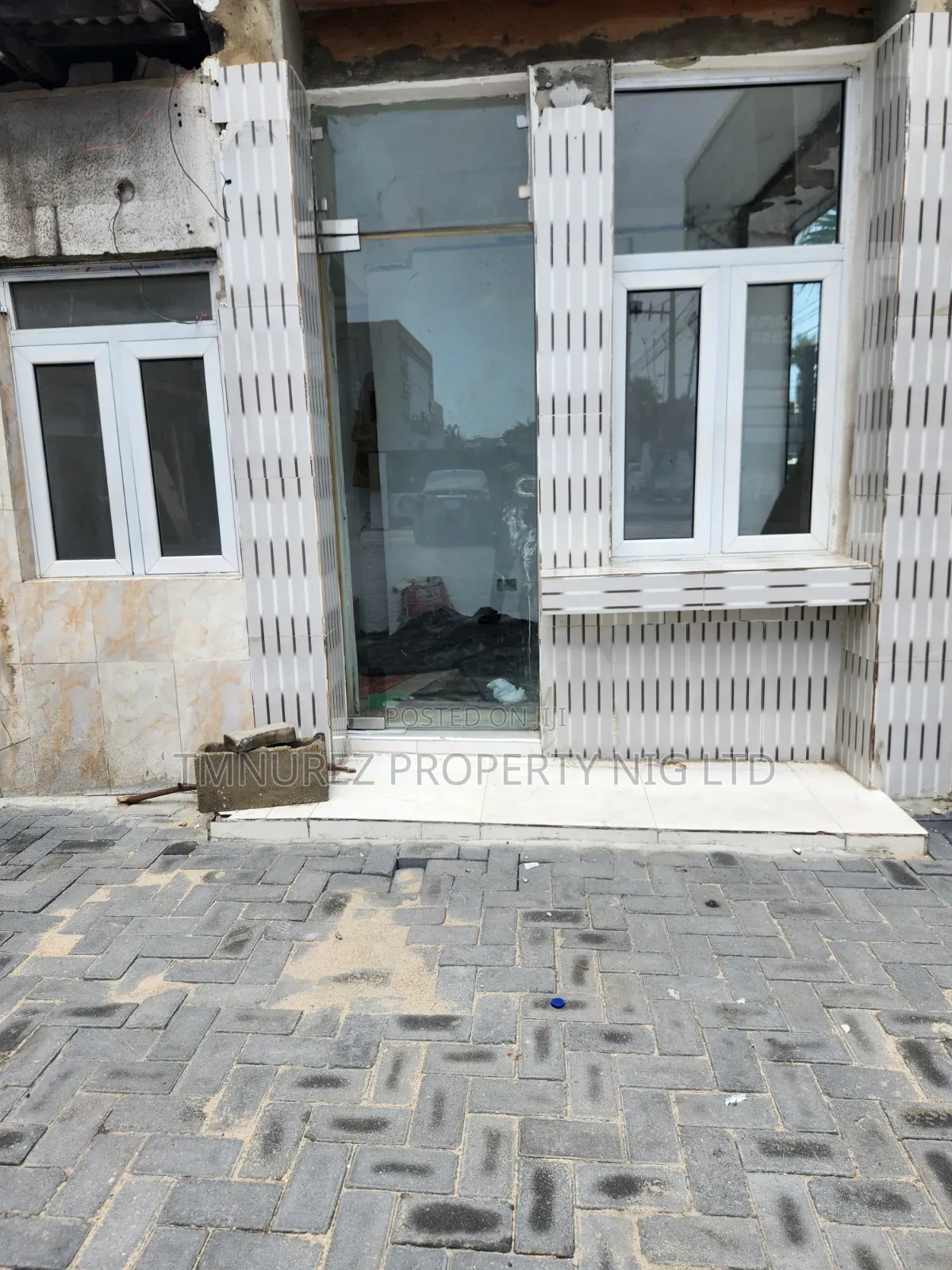 Shop for Rent at Vi in a Very Busy Road in 1004