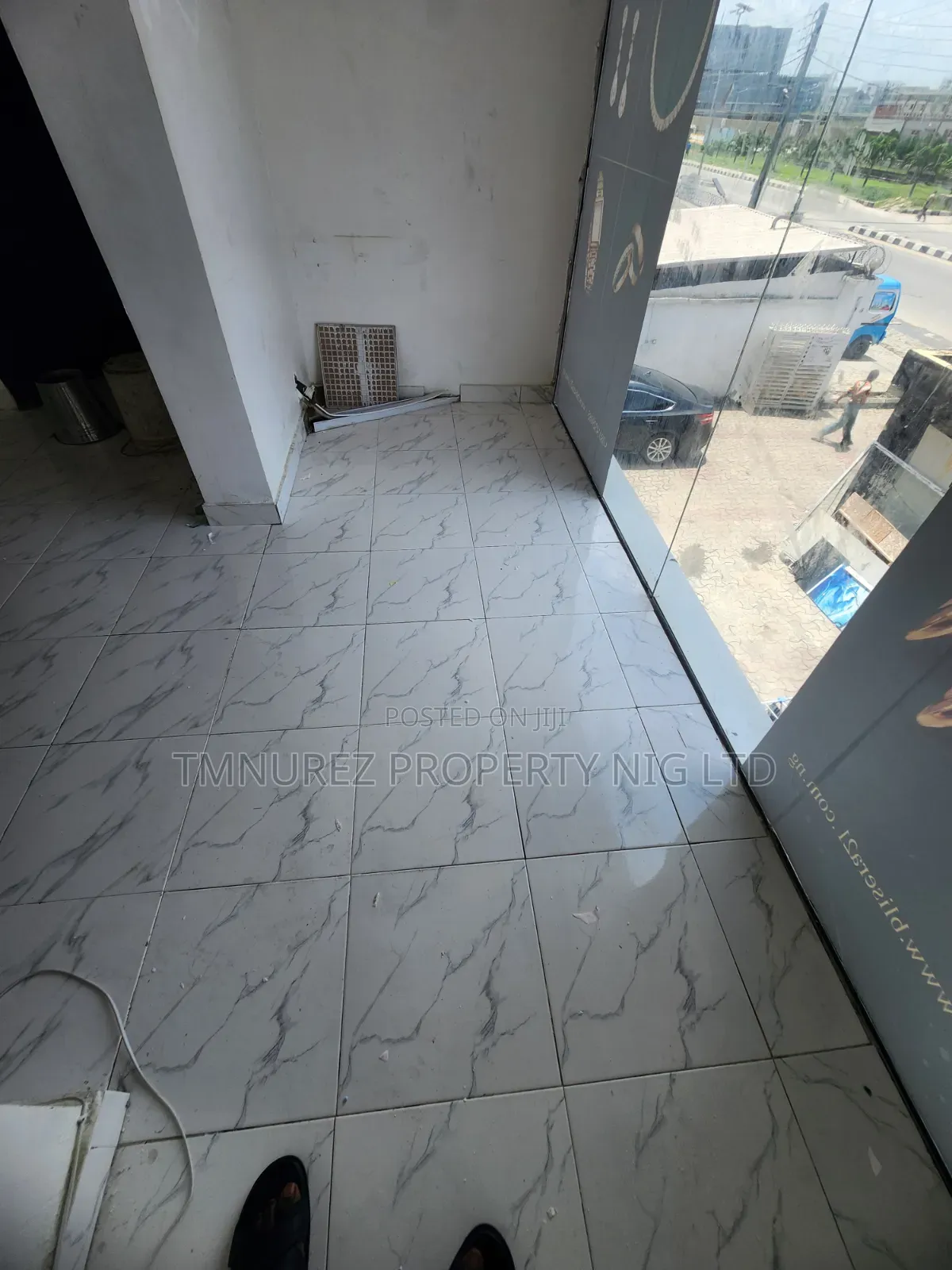 Showroom Shop for Rent in a Very Busy Road Lekki Phase1 in Lekki Phase 1