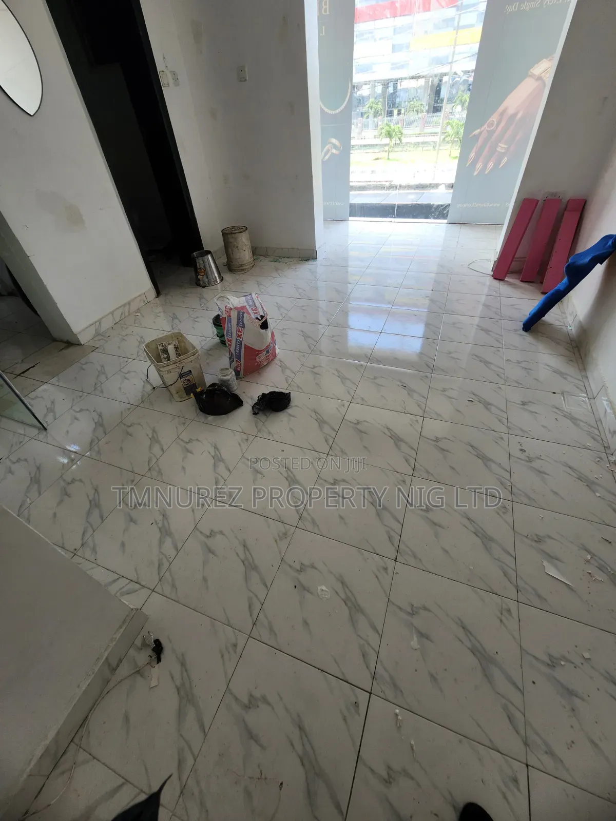 Showroom Shop for Rent in a Very Busy Road Lekki Phase1 in Lekki Phase 1