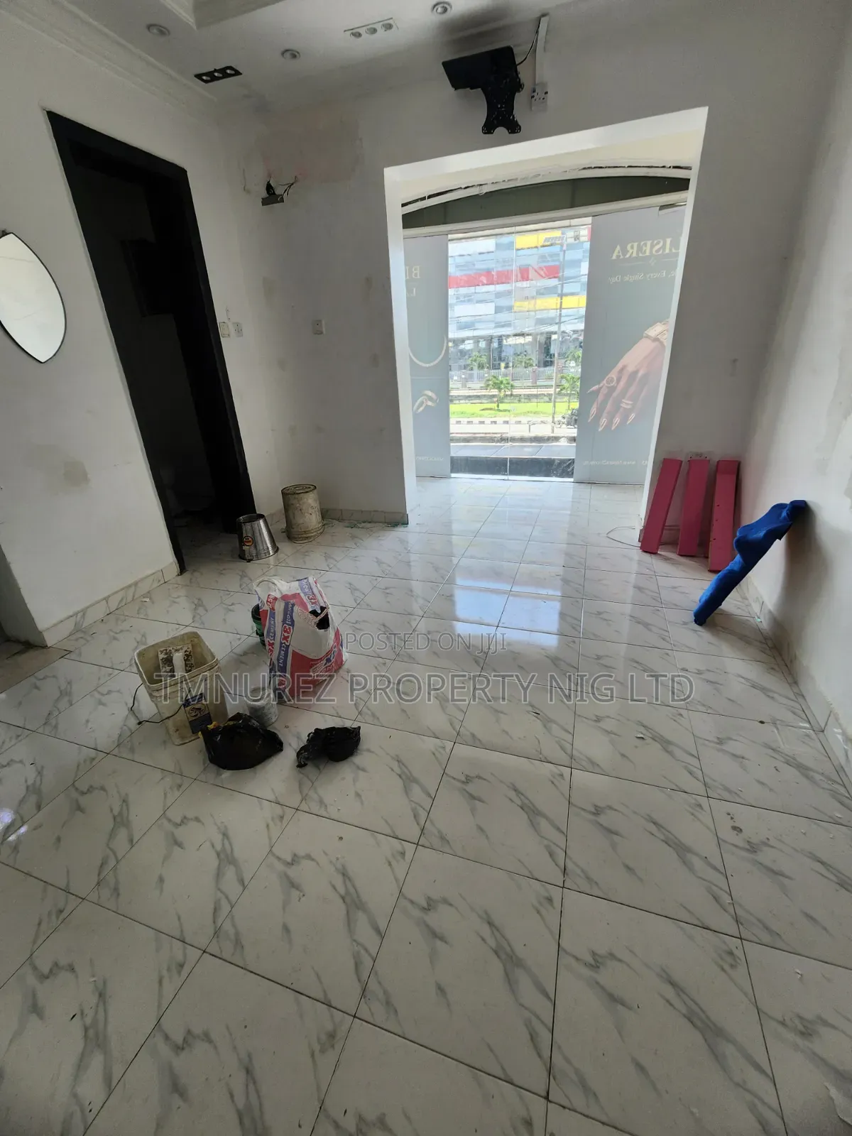 Showroom Shop for Rent in a Very Busy Road Lekki Phase1 in Lekki Phase 1