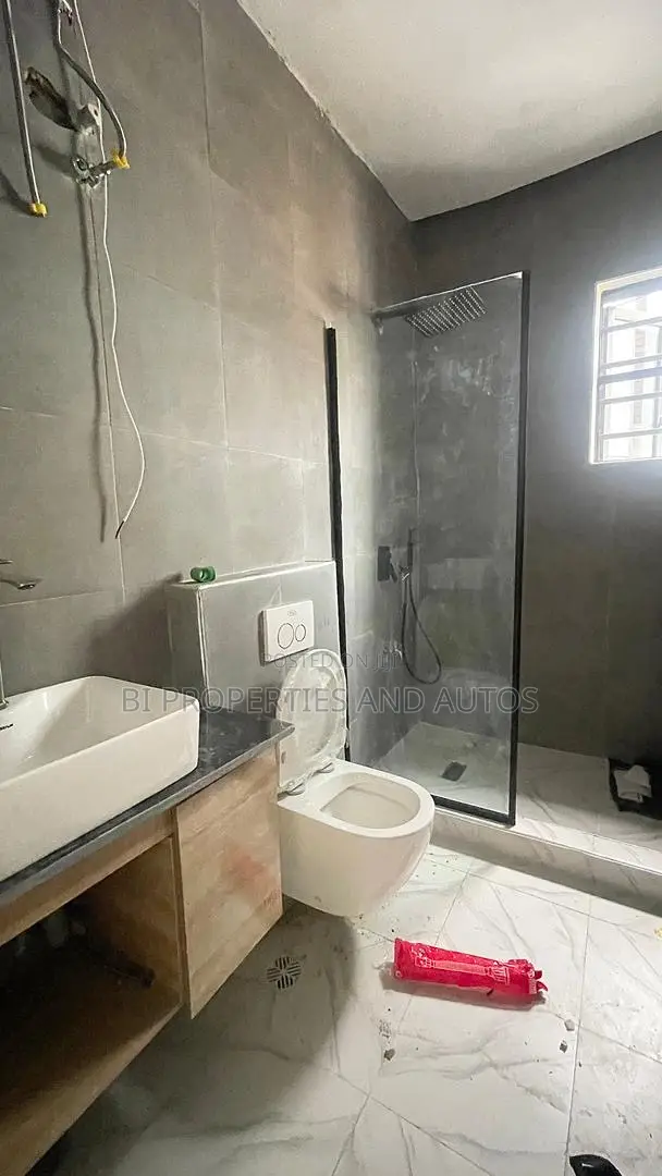 5bdrm Duplex in Chevron for sale in Chevron