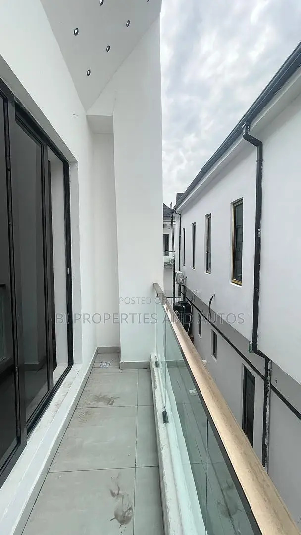 5bdrm Duplex in Chevron for sale in Chevron