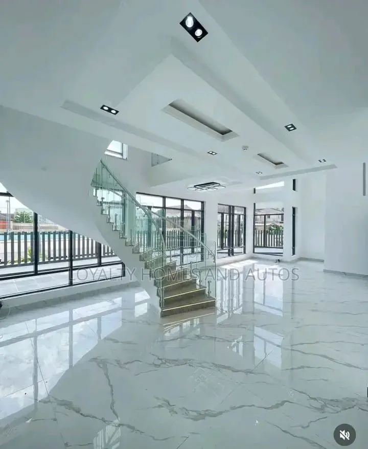 5bdrm House in Osapa london for sale in Osapa london