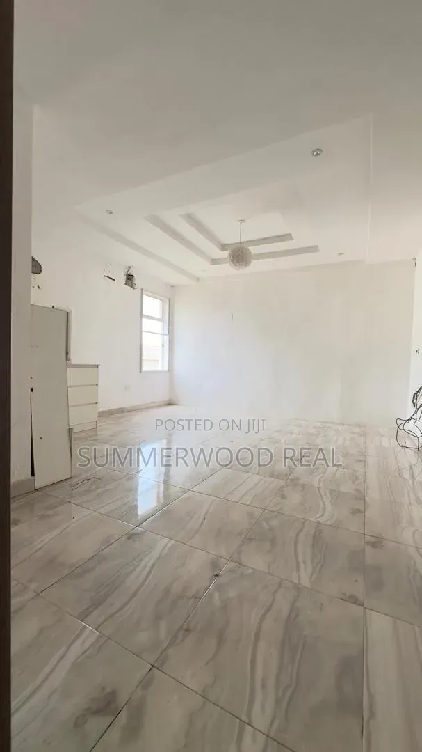 Mini Flat in Chevron for rent in Chevron