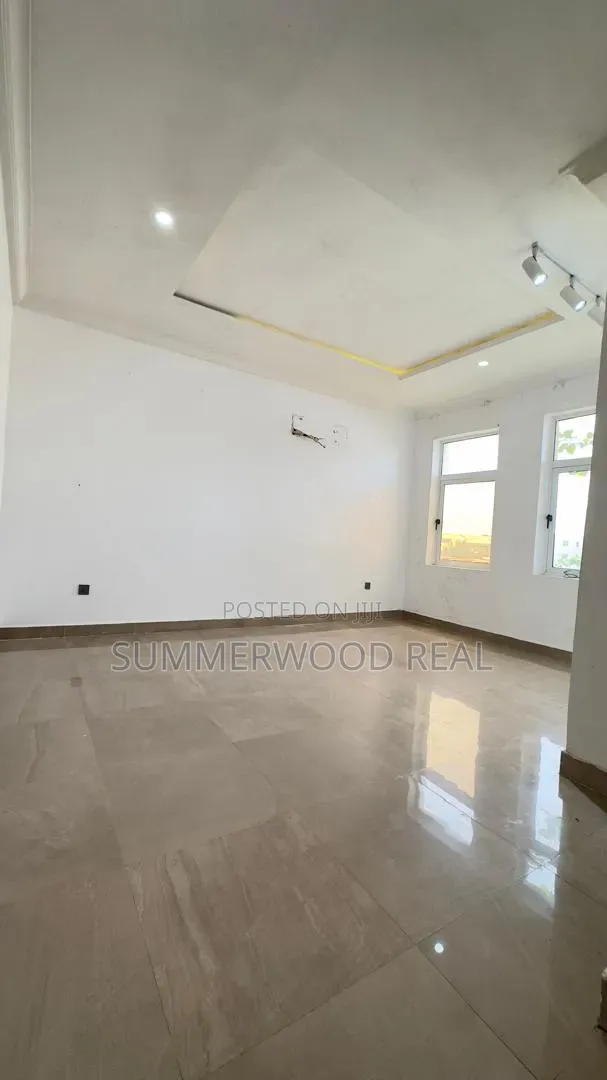 Mini Flat in Chevron for rent in Chevron