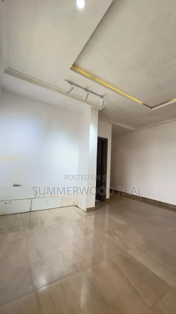 Mini Flat in Chevron for rent in Chevron