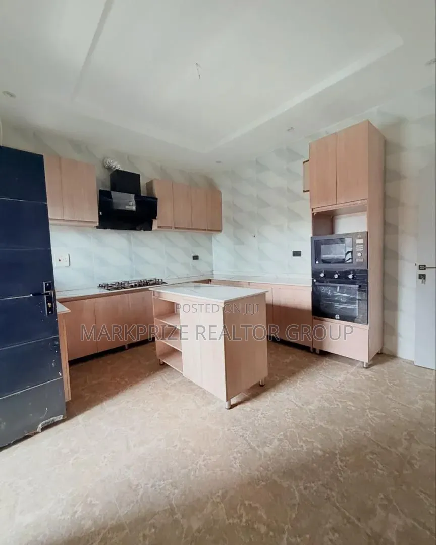 4bdrm Duplex in Obanikoro Lagos for sale in Obanikoro