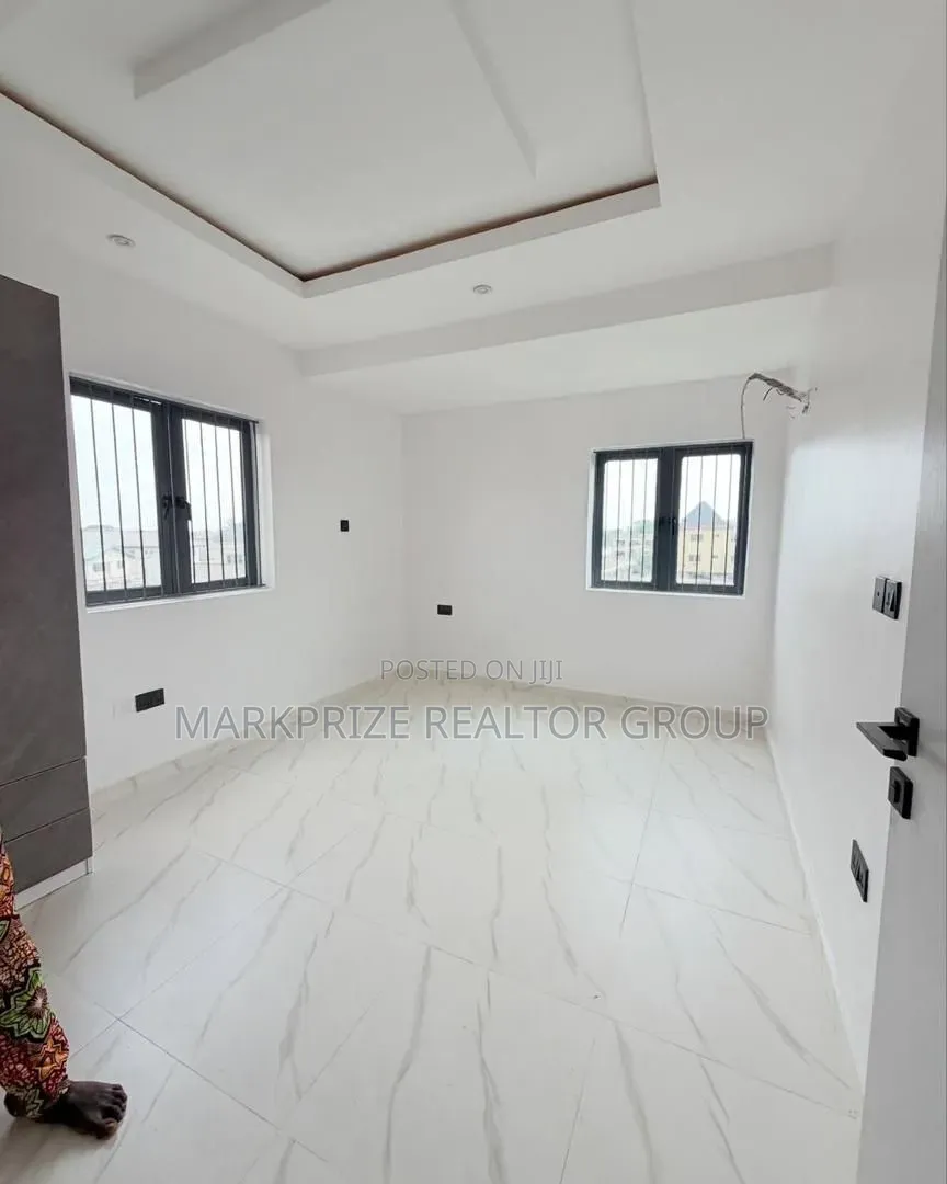 4bdrm Duplex in Obanikoro Lagos for sale in Obanikoro