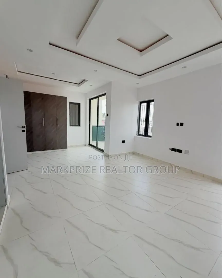4bdrm Duplex in Obanikoro Lagos for sale in Obanikoro