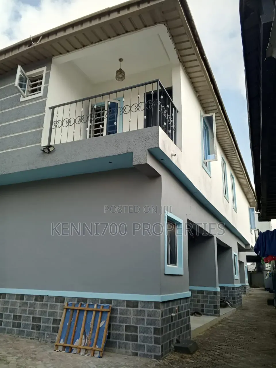 6bdrm Block of Flats in Araromi, Elemoro for sale in Elemoro