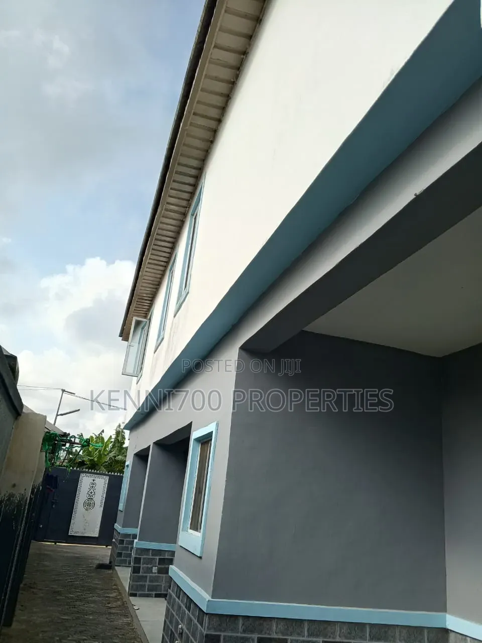 6bdrm Block of Flats in Araromi, Elemoro for sale in Elemoro