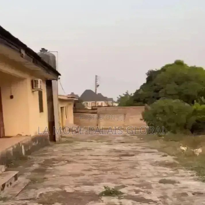 8bdrm Bungalow in Akure for sale in Akure