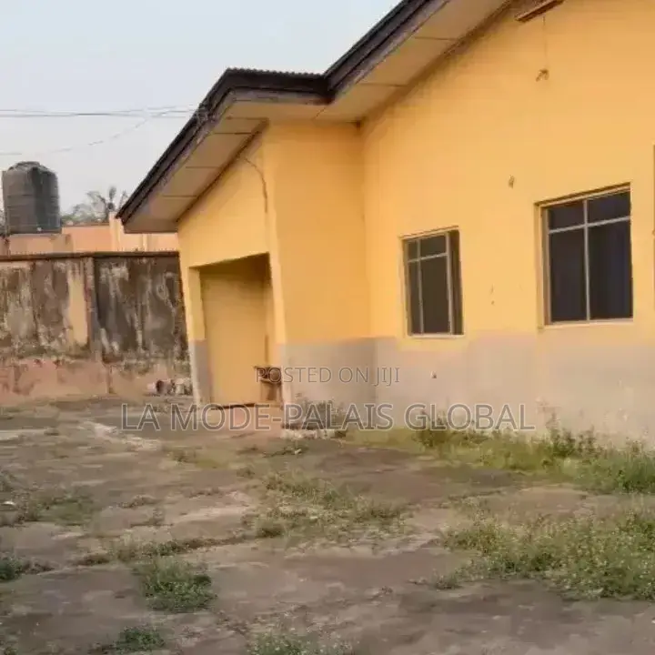 8bdrm Bungalow in Akure for sale in Akure
