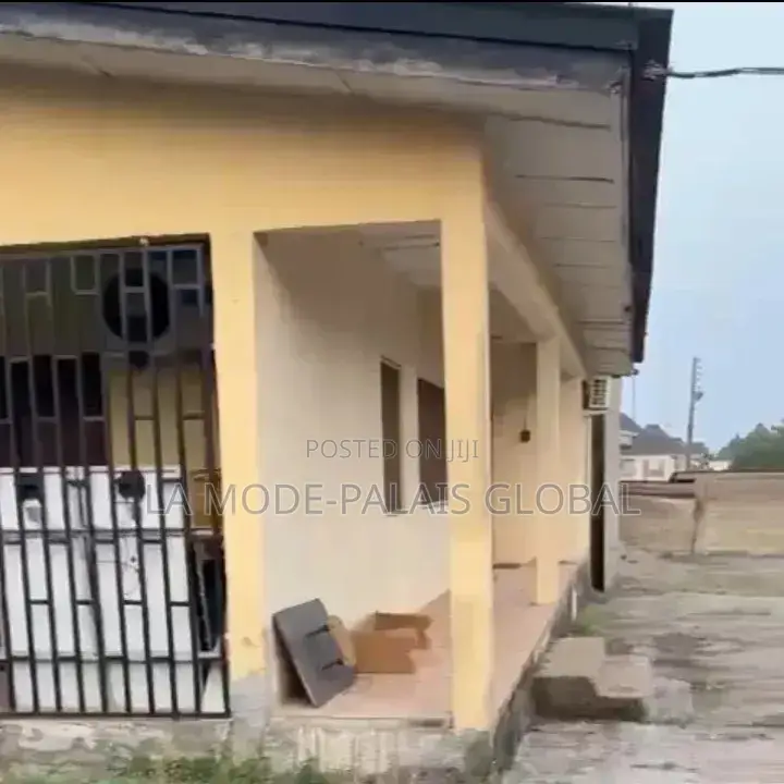 8bdrm Bungalow in Akure for sale in Akure