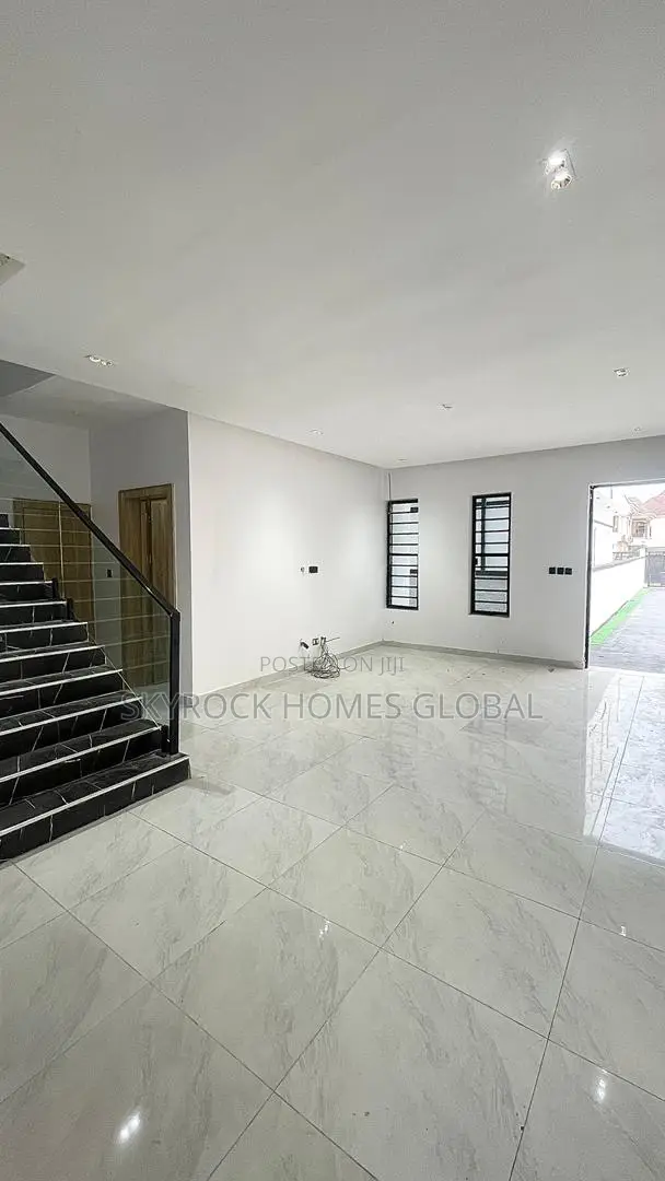 4bdrm Duplex in Chevron for sale in Chevron