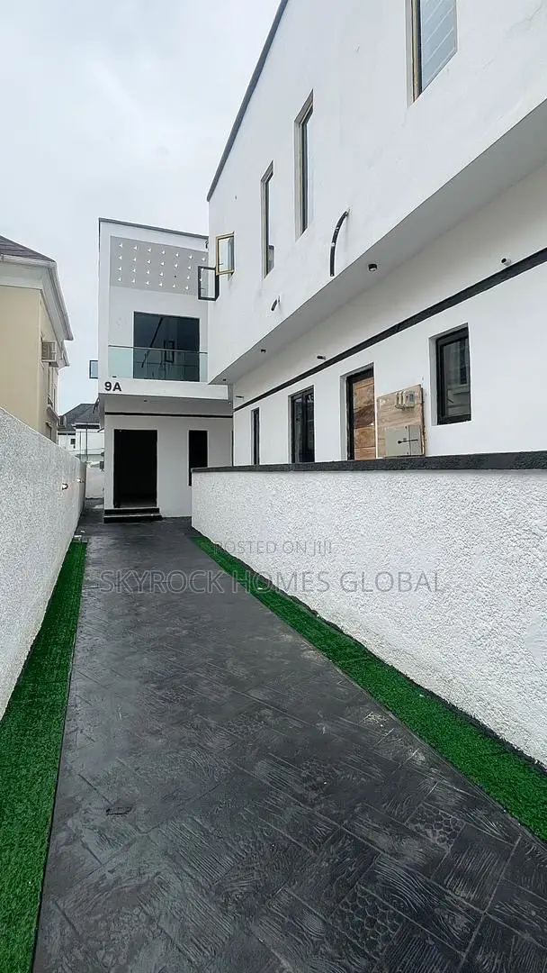 4bdrm Duplex in Chevron for sale in Chevron