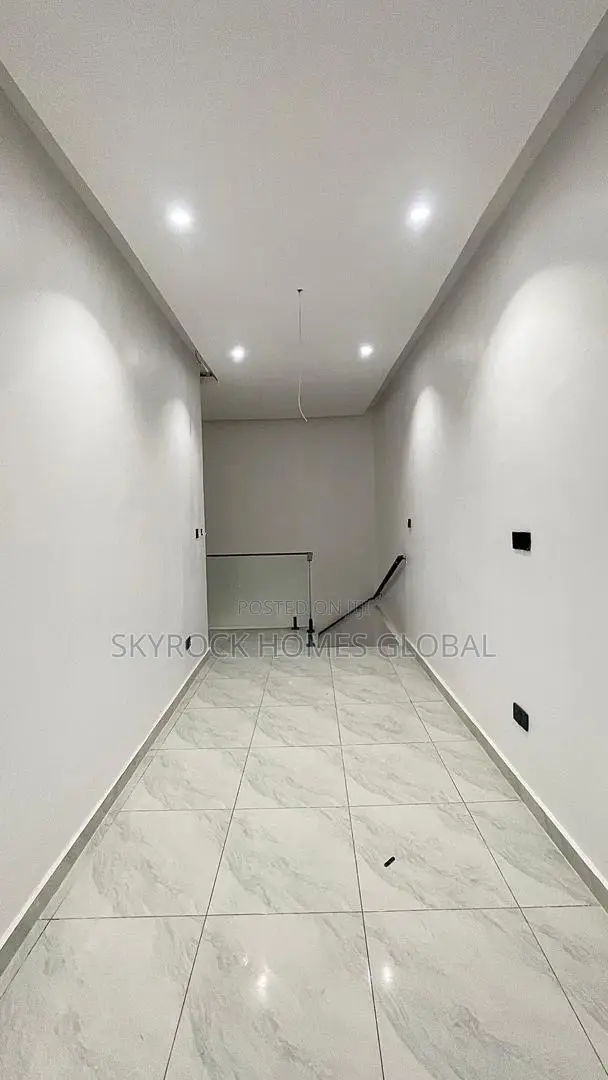 4bdrm Duplex in Chevron for sale in Chevron
