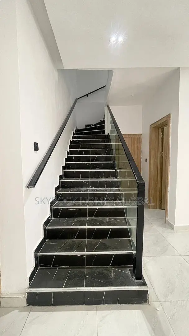 4bdrm Duplex in Chevron for sale in Chevron