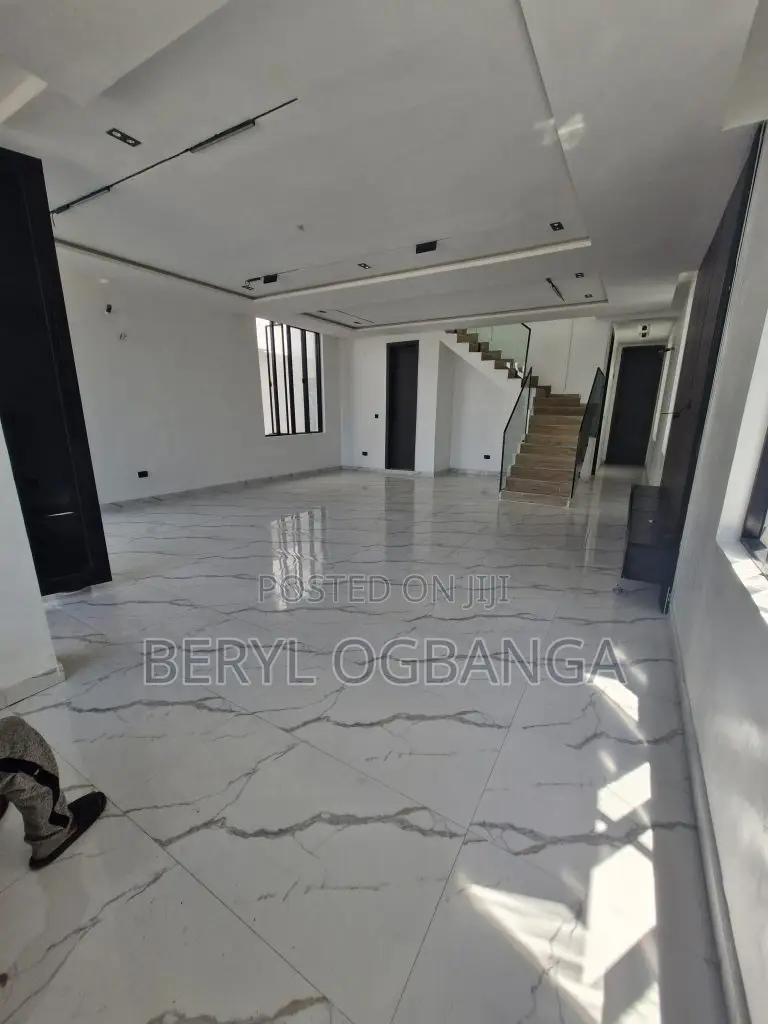 5bdrm Duplex in Chevron for sale in Chevron