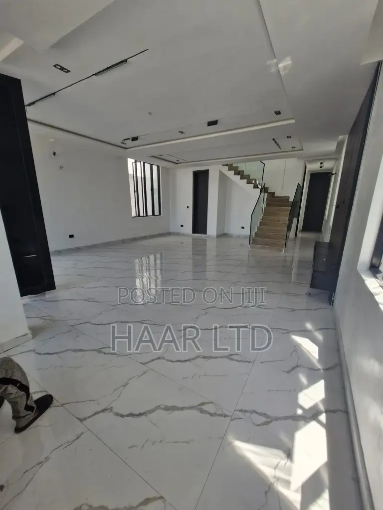 5bdrm Duplex in Chevron for sale in Chevron